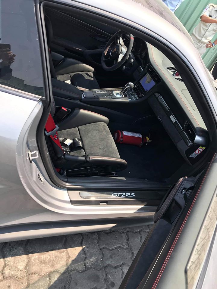 Chiếc si&ecirc;u xe Porsche 911 GT2 RS c&oacute; g&oacute;i trang bị tuỳ chọn Weisach Package thứ 2 về Việt Nam được trang bị sẵn b&igrave;nh chữa ch&aacute;y b&ecirc;n s&agrave;n để ch&acirc;n của ghế phụ.