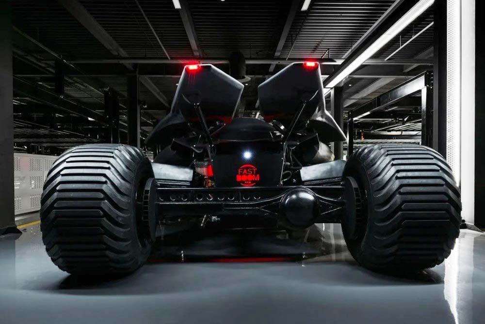 Chiếc Batmobile dùng động cơ V8 mạnh mẽ Chiếc Batmobile dùng động cơ V8 mạnh mẽ