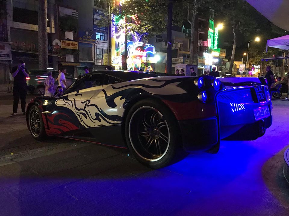 Thần gi&oacute; Pagani Huayra của Minh Nhựa được d&aacute;n bộ &aacute;o 3 m&agrave;u l&agrave; xanh, trắng v&agrave; đỏ