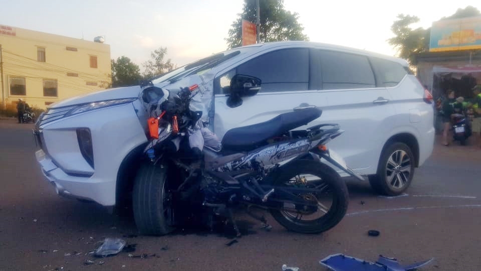 Hiện trường vụ tai nạn của Yamaha Exciter 150 và Mitsubishi Xpander tại Gia Nghĩa vào chiều qua Hiện trường vụ tai nạn của Yamaha Exciter 150 và Mitsubishi Xpander tại Gia Nghĩa vào chiều qua