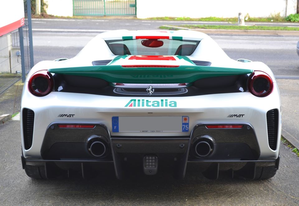 N&oacute;i về 488 Pista Spider, đ&acirc;y l&agrave; chiếc Ferrari mui trần thứ 50 của h&atilde;ng si&ecirc;u xe đến từ &Yacute; v&agrave; cũng đồng thời l&agrave; ngựa chiến mui trần c&oacute; khối động cơ V8 mạnh nhất trong lịch sử của h&atilde;ng Ferrari. Hệ truyền động của Ferrari 488 Pista Spider ch&iacute;nh l&agrave; khối động cơ V8, dung t&iacute;ch 3.9 l&iacute;t, tăng &aacute;p k&eacute;p như phi&ecirc;n bản ti&ecirc;u chuẩn nhưng sản sinh c&ocirc;ng suất tối đa l&ecirc;n đến 720 m&atilde; lực tại v&ograve;ng tua m&aacute;y 8.000 v&ograve;ng/ph&uacute;t v&agrave; m&ocirc;-men xoắn cực đại 770 Nm tại v&ograve;ng tua m&aacute;y 3.000 v&ograve;ng/ph&uacute;t.