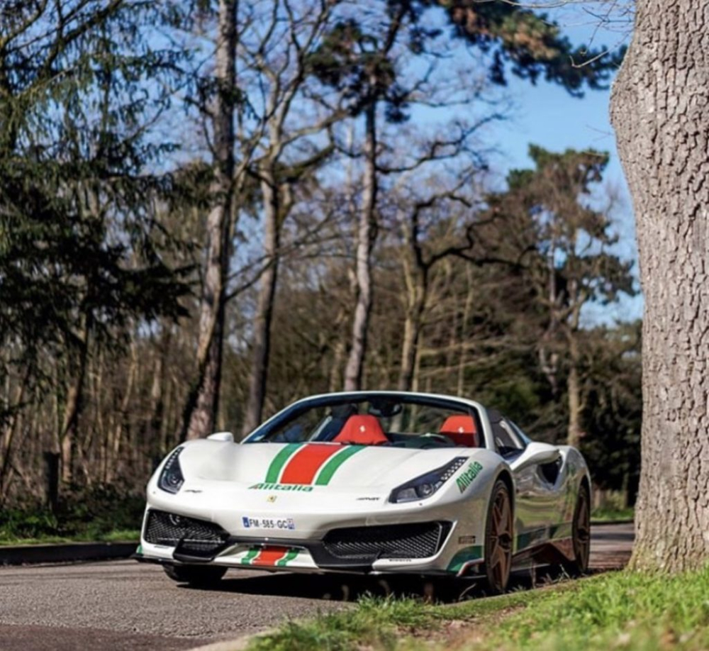 Bộ phận c&aacute; nh&acirc;n h&oacute;a Tailor Made của Ferrari chuy&ecirc;n đảm nhận c&aacute;c y&ecirc;u cầu khắt khe của kh&aacute;ch h&agrave;ng từ m&agrave;u sơn, c&aacute;c trang tr&iacute; nội thất hay cả c&aacute;c chi tiết độ kh&aacute;c bằng carbon của xe. Gần đ&acirc;y, một chiếc si&ecirc;u xe mui trần Ferrari 488 Pista Spider kh&aacute;c lạ trong bộ &aacute;o Alitalia tưởng nhớ xe đua Lancia Stratos đ&atilde; xuất hiện tr&ecirc;n đường phố g&acirc;y hứng th&uacute; cho giới m&ecirc; xe.