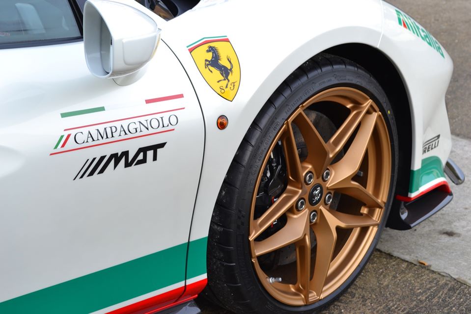 Nếu so s&aacute;nh với Ferrari 488 Spider, r&otilde; r&agrave;ng 488 Pista Spider được bơm th&ecirc;m 39 m&atilde; lực ở c&ocirc;ng suất v&agrave; con số n&agrave;y ấn tượng hơn rất nhiều khi tăng 113 m&atilde; lực nếu so với người tiền nhiệm, si&ecirc;u xe 458 Speciale Aperta chỉ c&oacute; đ&uacute;ng 499 chiếc được sản xuất. Động cơ tr&ecirc;n Ferrari 488 Pista Spider khi kết hợp c&ugrave;ng hộp số ly hợp k&eacute;p bảy tốc độ F1 đ&atilde; được điều chỉnh b&aacute;nh răng nhanh hơn khoảng 0,03 gi&acirc;y so với 488 Pista. Nhờ đ&oacute;, si&ecirc;u xe mui trần 488 Pista Spider chỉ mất thời gian 2,85 gi&acirc;y để ho&agrave;n th&agrave;nh c&ocirc;ng việc tăng tốc từ vị tr&iacute; xuất ph&aacute;t l&ecirc;n 100 km/h trước khi đạt vận tốc tối đa 340 km/h.