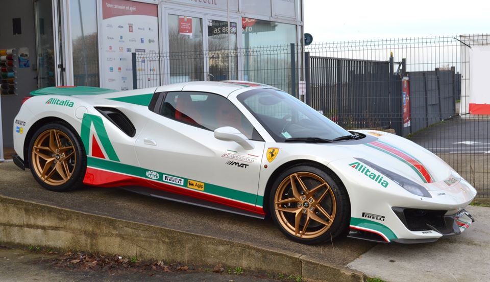 Ferrari 488 Pista Spider Alitalia được trang bị bộ m&acirc;m 5 chấu k&eacute;p khỏe khoắn được sơn m&agrave;u đồng. M&agrave;u sắc n&agrave;y c&oacute; phần tương đồng với bộ m&acirc;m tr&ecirc;n những chiếc xe đua của Lancia.