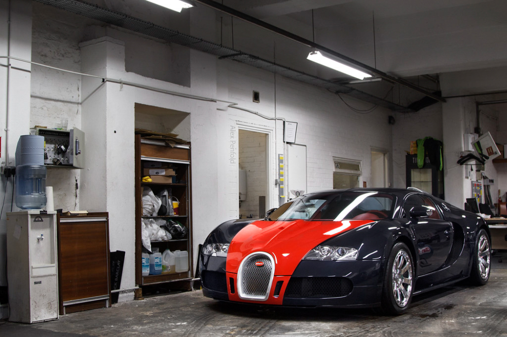 Bạn sẽ thấy ngay chiếc Bugatti Veyron FBG par Hermes này có màu sơn đen bóng kết hợp với màu đỏ ở nắp capô và kéo dài xuống 2 mép lưới tản nhiệt đến tận cản va trước mang đến cái nhìn rất nổi bật. Bạn sẽ thấy ngay chiếc Bugatti Veyron FBG par Hermes này có màu sơn đen bóng kết hợp với màu đỏ ở nắp capô và kéo dài xuống 2 mép lưới tản nhiệt đến tận cản va trước mang đến cái nhìn rất nổi bật.