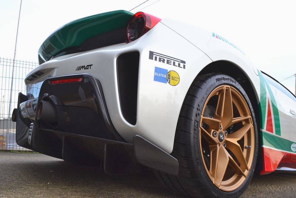 H&atilde;ng Ferrari cũng cố gắng mang đến trọng lượng l&yacute; tưởng nhất cho 488 Pista Spider v&agrave; điều đ&oacute; thể hiện qua c&acirc;n nặng của xe chỉ dừng ở con số 1.380 kg, nặng hơn 100 kg so với bản Coupe. Điểm kh&aacute;c biệt so với Ferrari 488 Pista ch&iacute;nh l&agrave; việc m&aacute;i nh&agrave; của phi&ecirc;n bản mui trần c&oacute; thể đ&oacute;ng hoặc mở trong thời gian 14 đến 16 gi&acirc;y. H&atilde;ng si&ecirc;u xe &Yacute; cũng trang bị th&ecirc;m một k&iacute;nh chắn gi&oacute; đặt ph&iacute;a sau để tr&aacute;nh tiếng ồn lọt v&agrave;o khoang l&aacute;i.