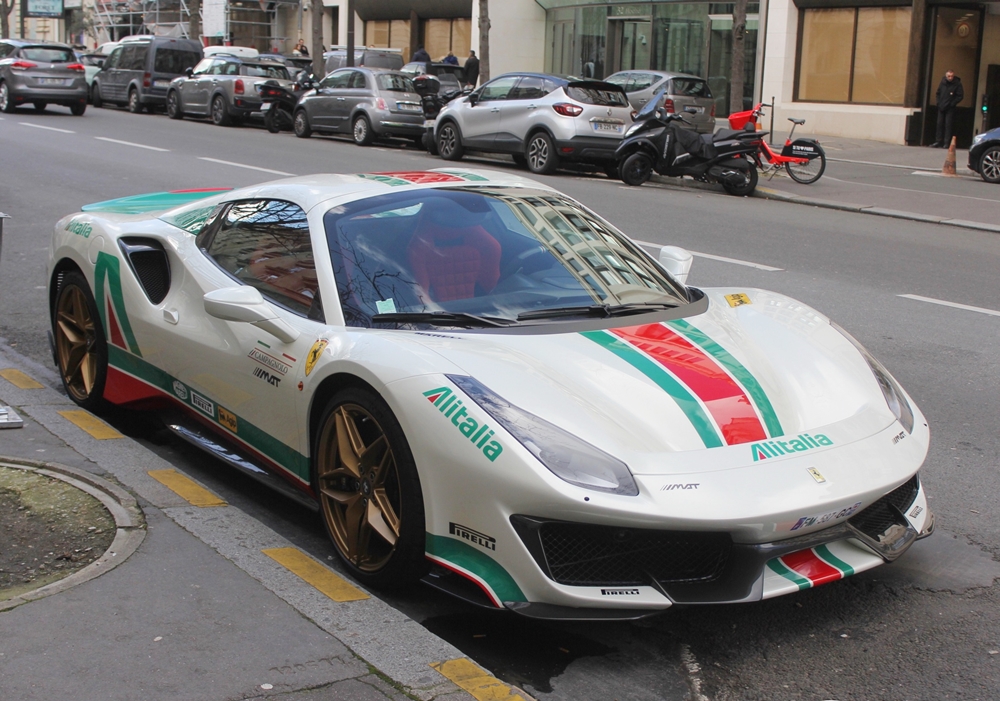 Chiếc si&ecirc;u xe Ferrari 488 Pista Spider Alitalia n&agrave;y lấy &yacute; tưởng từ bộ &aacute;o của mẫu xe đua Lancia Stratos từng gi&agrave;nh được ba giải v&ocirc; địch WRC li&ecirc;n tiếp v&agrave;o c&aacute;c năm 1974, 1975 v&agrave; 1976 hay ba giải v&ocirc; địch c&aacute; nh&acirc;n tại European Rally Champion cũng như v&agrave;i danh hiệu kh&aacute;c. R&otilde; r&agrave;ng, l&yacute; lịch qu&aacute; nổi tiếng của mẫu xe đua Lancia Stratos đ&atilde; trở th&agrave;nh niềm cảm hứng bất tận cho c&aacute;c chủ si&ecirc;u xe sau n&agrave;y.