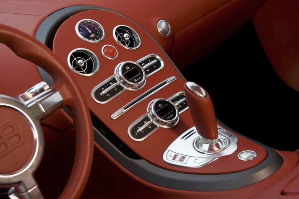 Còn đây là khoang lái của Bugatti Veyron FBG par Hermes có phần nắp capô được phối màu đỏ Vermillion Còn đây là khoang lái của Bugatti Veyron FBG par Hermes có phần nắp capô được phối màu đỏ Vermillion