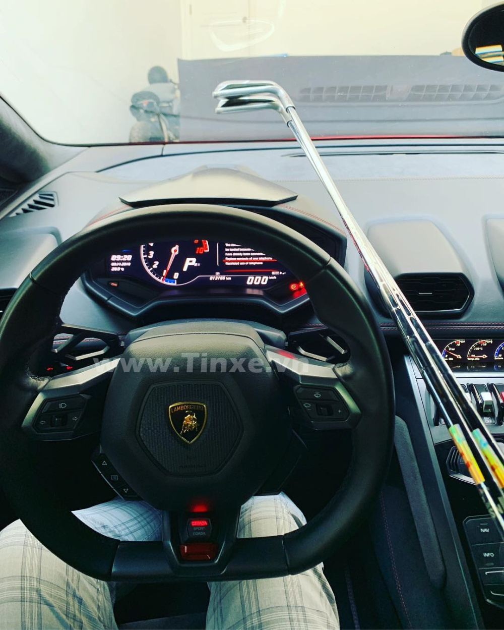 Sau khi làm ổ bánh mì cho có năng lượng liền lái siêu xe Lamborghini đi đánh golf với bạn bè