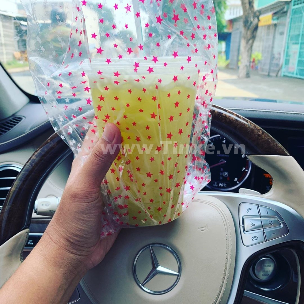 Dân Việt thường ăn bánh mì và uống ly nước mía cho đã