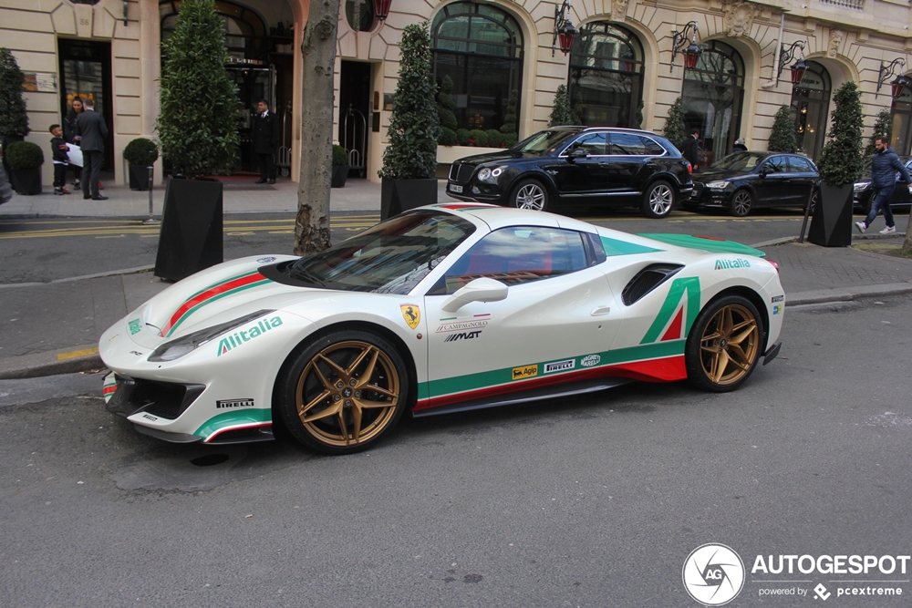 Nh&igrave;n ngoại thất chiếc si&ecirc;u xe Ferrari 488 Pista Spider Alitalia n&agrave;y ta c&oacute; thể thấy m&agrave;u sắc trắng chủ đạo, kết hợp c&ugrave;ng c&aacute;c họa tiết m&agrave;u xanh đỏ đ&atilde; trở th&agrave;nh bộ &aacute;o quen thuộc của mẫu xe đua Lancia Stratos, 