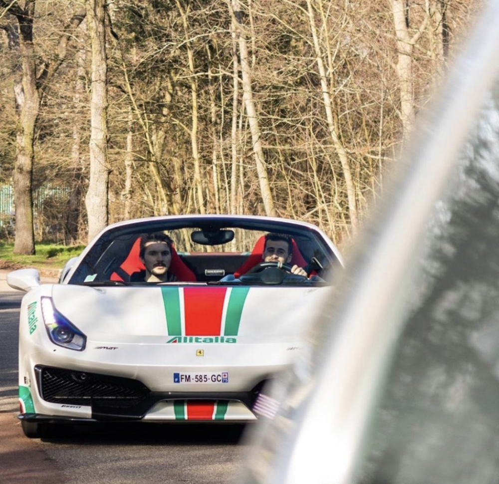 Kh&aacute;c với Ferrari 458 Speciale Aperta được giới hạn 499 chiếc, h&atilde;ng si&ecirc;u xe &Yacute; kh&ocirc;ng c&ocirc;ng bố số lượng sản xuất d&agrave;nh cho Ferrari 488 Pista Spider l&agrave; bao nhi&ecirc;u nhưng chắc hẳn sẽ kh&ocirc;ng sản xuất đại tr&agrave; như Ferrari 488 Spider. C&oacute; thể h&atilde;ng Ferrari sẽ giới hạn thời gian để đặt h&agrave;ng cho Ferrari 488 Pista Spider.