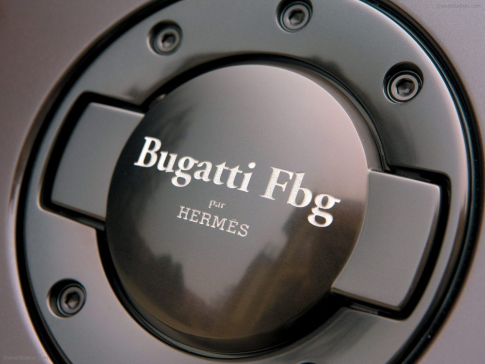 Một vài chi tiết nhỏ ở ngoại thất của siêu xe triệu đô Bugatti Veyron FBG par Hermes sẽ giúp bạn dễ dàng phân biệt với xe tiêu chuẩn cũng như các phiên bản giới hạn khác như tên xe xuất hiện ở nắp bình xăng. Một vài chi tiết nhỏ ở ngoại thất của siêu xe triệu đô Bugatti Veyron FBG par Hermes sẽ giúp bạn dễ dàng phân biệt với xe tiêu chuẩn cũng như các phiên bản giới hạn khác như tên xe xuất hiện ở nắp bình xăng.