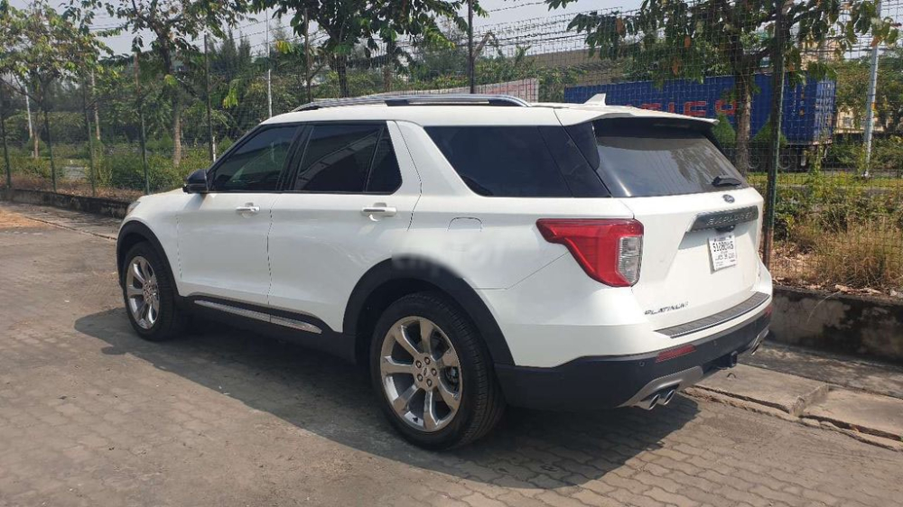 Đ&egrave;n hậu vẫn giữ nguy&ecirc;n &ldquo;phom&rdquo; thiết kế nhưng được l&agrave;m lớn hơn, tạo h&igrave;nh chữ &ldquo;C&rdquo; bị loại bỏ