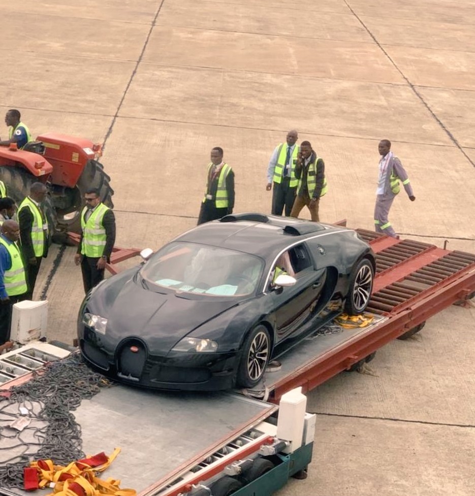 Chiếc Bugatti Veyron xuất hiện tại s&acirc;n bay ở Zambia
