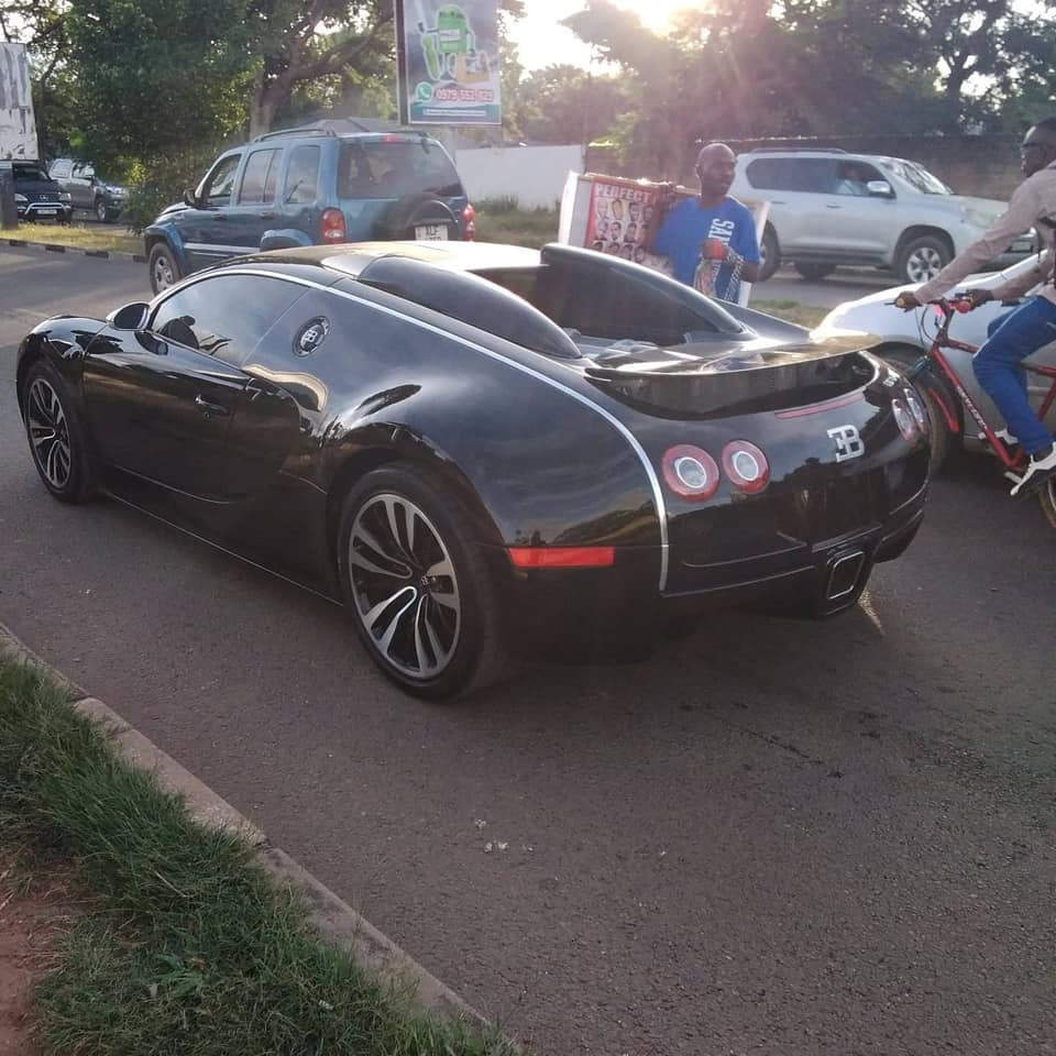 Sau khi về nước, chiếc Bugatti Veyron đ&atilde; nhanh ch&oacute;ng xuất hiện tr&ecirc;n đường phố Zambia