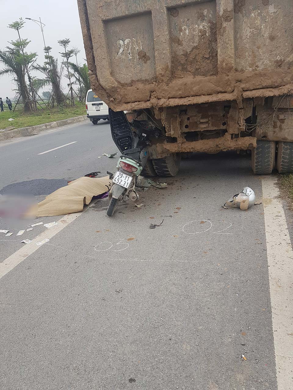 Hiện trường vụ tai nạn nghi&ecirc;m trọng tr&ecirc;n đường CIENCO 5