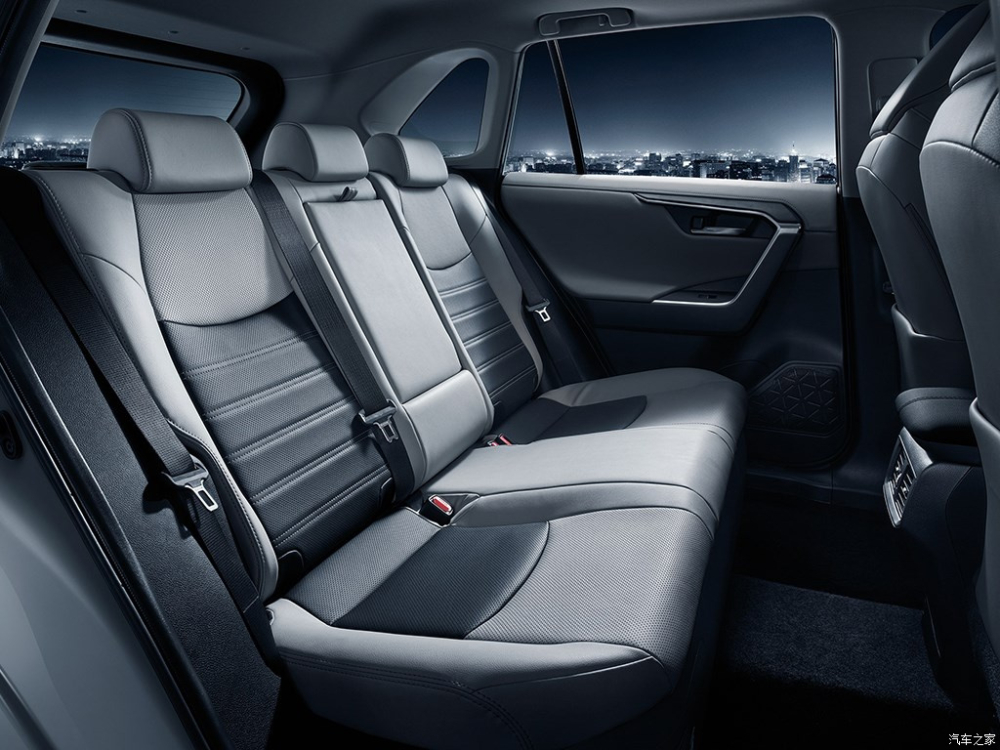 Ghế bọc da chỉnh điện của Toyota Wildlander 2020