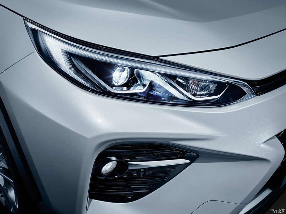 Cụm đ&egrave;n pha v&agrave; đ&egrave;n sương m&ugrave; của Toyota Wildlander 2020