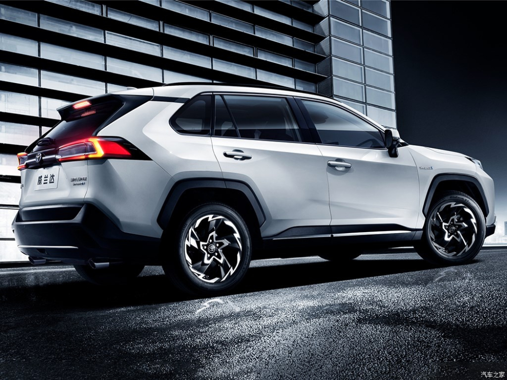 Toyota Wildlander 2020 nh&igrave;n từ ph&iacute;a sau