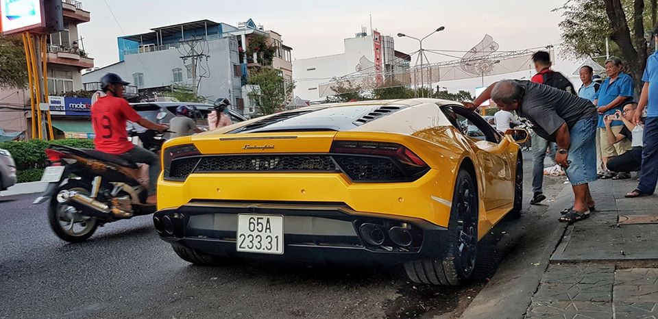 Những người gi&agrave; v&agrave; cả c&aacute;c bạn trẻ c&ugrave;ng ngắm nh&igrave;n cũng như tr&ograve; chuyện về chiếc Lamborghini Huracan LP580-2 m&agrave;u v&agrave;ng