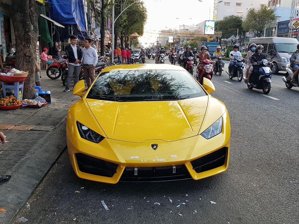 Lamborghini Huracan LP580-2 m&agrave;u v&agrave;ng độc nhất Việt Nam