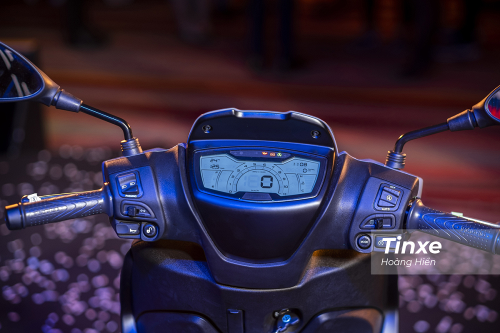 Màn hình điện tử hiển thị đa thông tin thay cho đồng hồ cơ trên Piaggio Medley ABS 2020.
