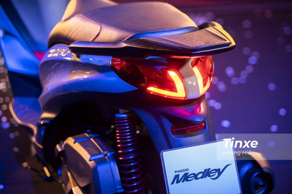 Tay xách dài, đèn hậu tích hợp LED cũng là những chi tiết được giữ nguyên trên Piaggio Medley ABS 2020.