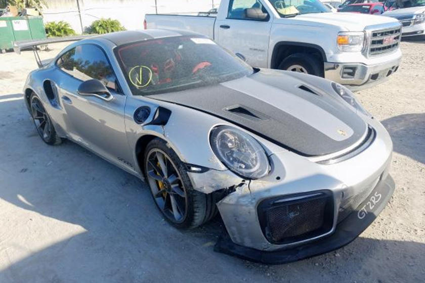 Mặc dù trong tình trạng hỏng, nhưng chiếc Porsche 911 GT2 RS vẫn được chào bán với giá hàng trăm nghìn USD