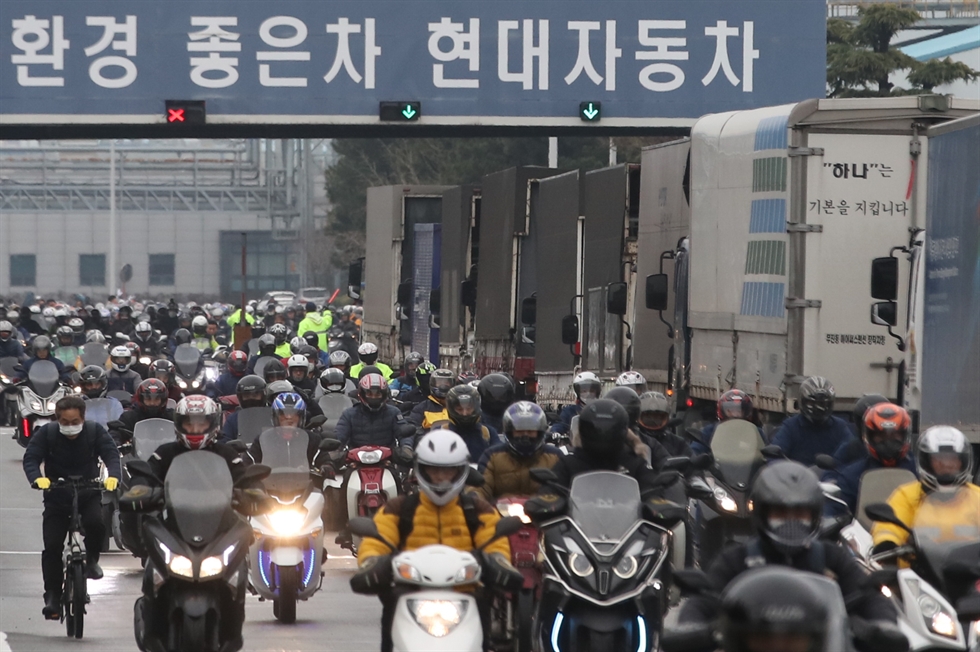 C&aacute;c c&ocirc;ng nh&acirc;n của nh&agrave; m&aacute;y &ocirc; t&ocirc; Hyundai tại Ulsan ra về sau giờ l&agrave;m việc