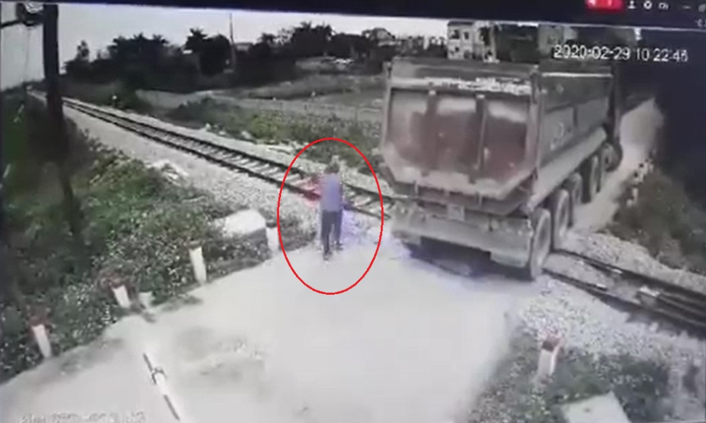 Anh Kiên chạy ra đường sắt để ra tín hiệu cho người lái tàu Anh Kiên chạy ra đường sắt để ra tín hiệu cho người lái tàu