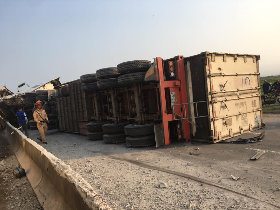 Chiếc xe container lật nghiêng trên đường