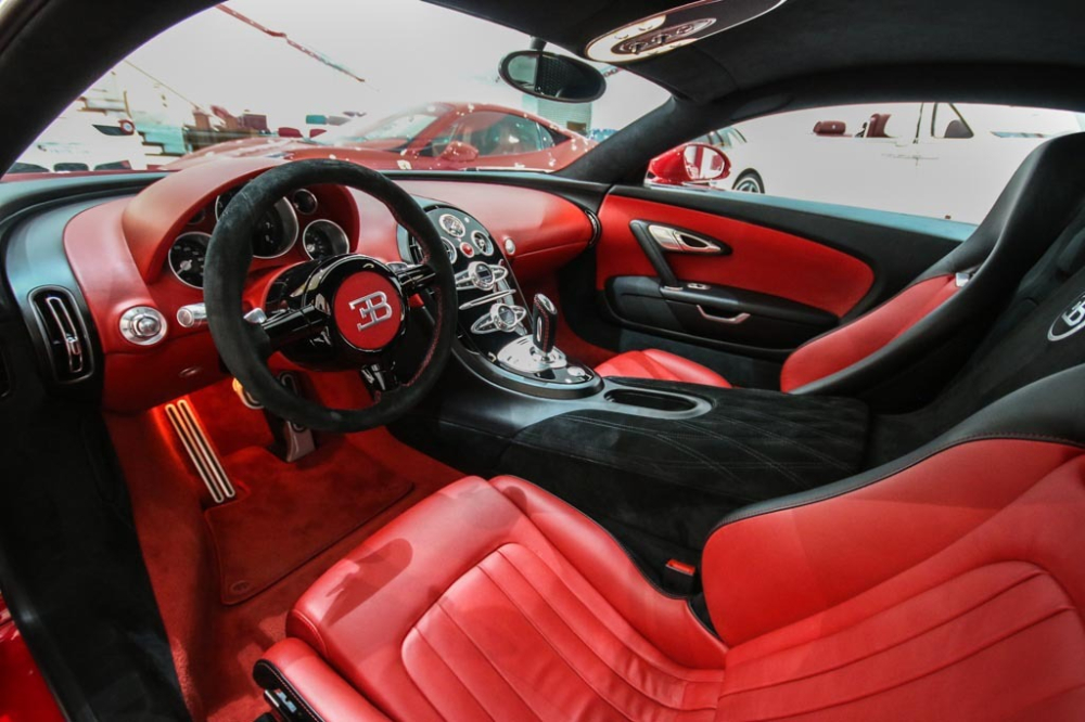 Nội thất chiếc Chiếc Bugatti Veyron độ mặt tiền của phiên bản Super Sport Nội thất chiếc Chiếc Bugatti Veyron độ mặt tiền của phiên bản Super Sport