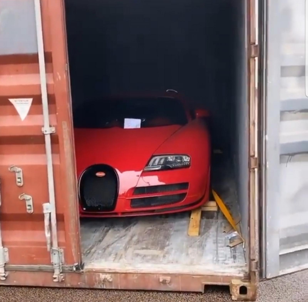 Chiếc Bugatti Veyron màu đỏ nằm trong container Chiếc Bugatti Veyron màu đỏ nằm trong container