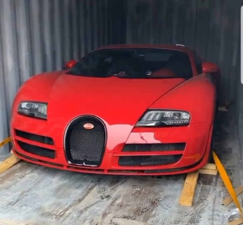 Phần mặt tiền của xe độ lên bản Bugatti Veyron Super Sport Phần mặt tiền của xe độ lên bản Bugatti Veyron Super Sport