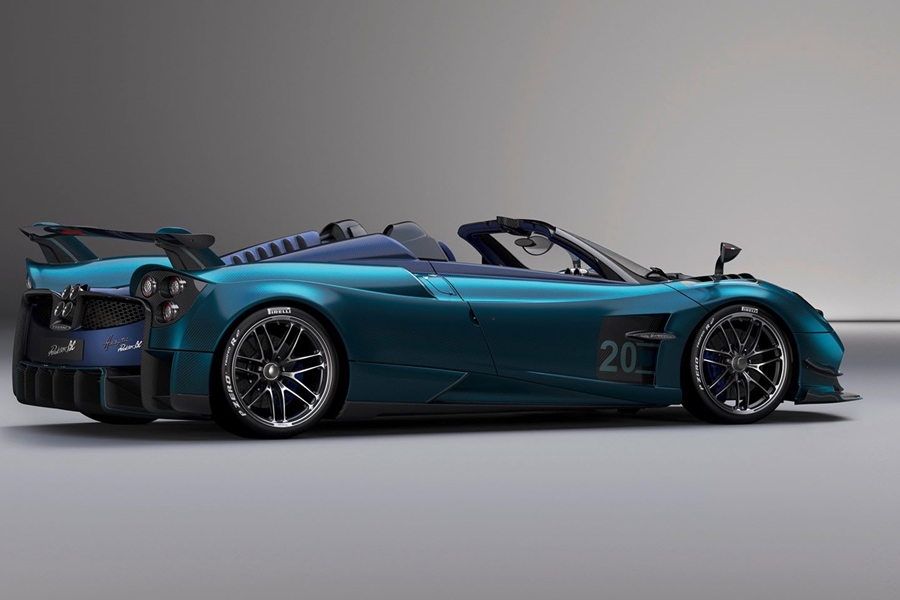 Ngoại thất chiếc Pagani Huayra Roadster BC này được hoàn thành trong màu xanh dương nhạt và đậm của carbon