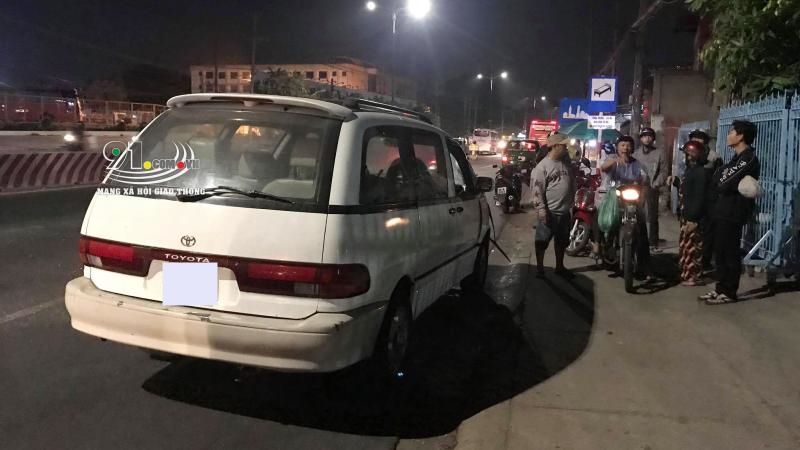 Người dân đứng xem vụ tai nạn