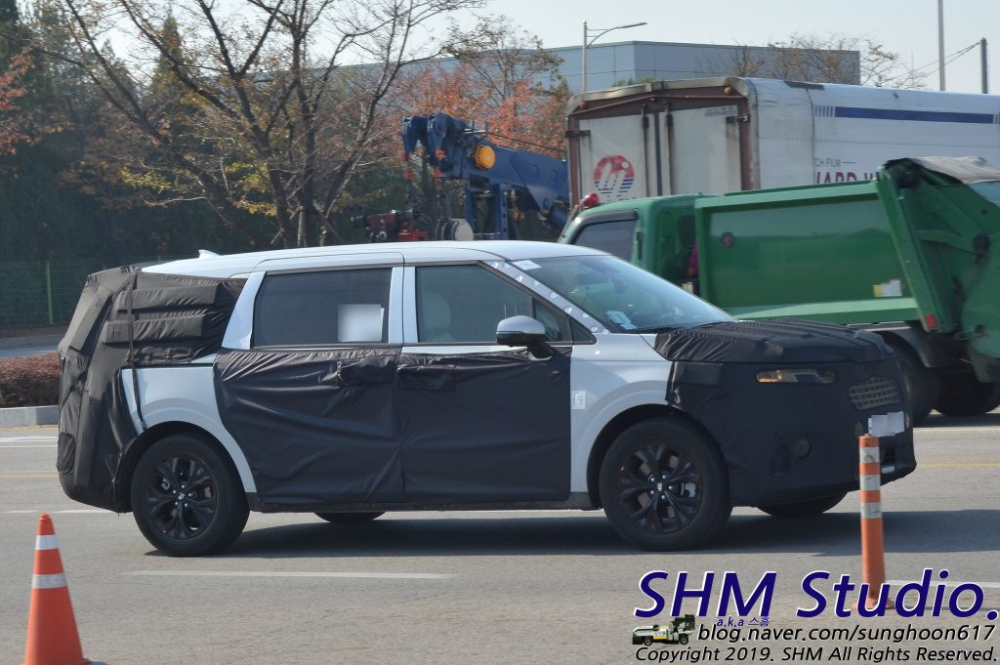 Nh&igrave;n b&ecirc;n sườn, Kia Sedona 2021 tr&ocirc;ng như một mẫu SUV cỡ lớn
