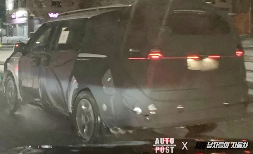 Cụm đ&egrave;n hậu LED k&eacute;o d&agrave;i sang hai b&ecirc;n của mẫu minivan n&agrave;y