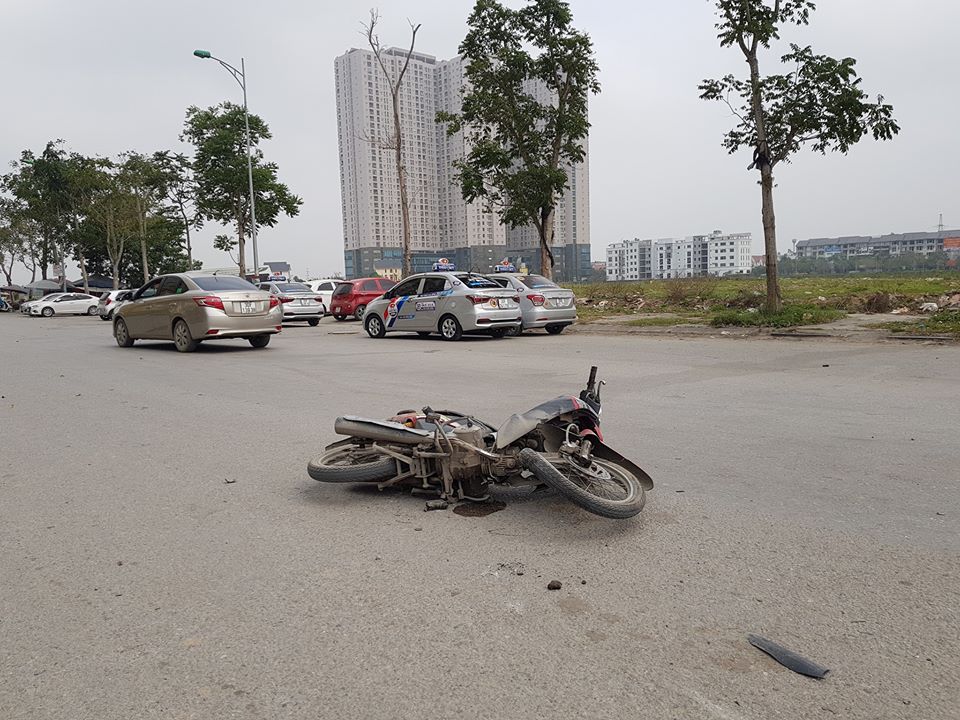 Chiếc xe m&aacute;y bị hỏng nặng sau vụ tai nạn