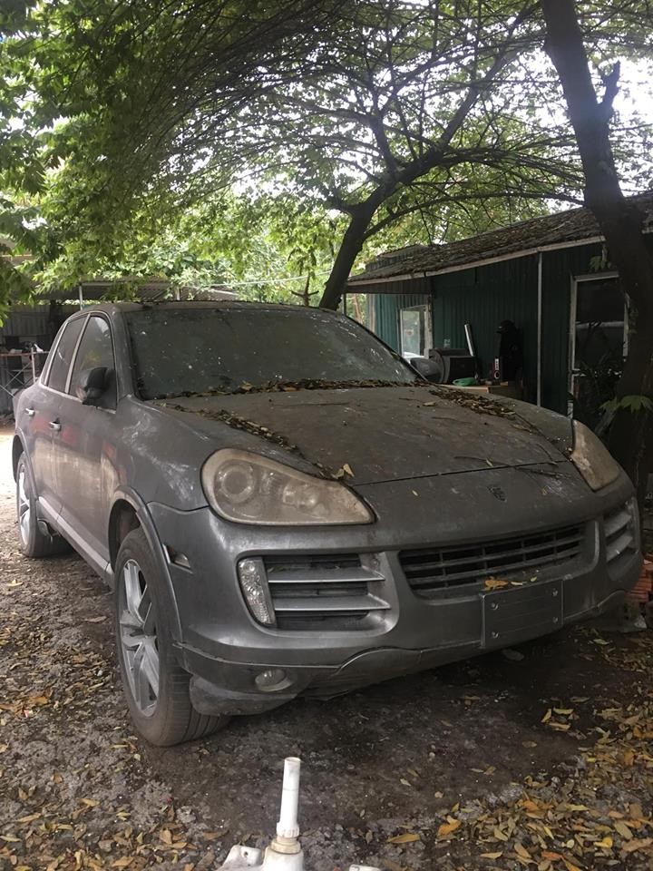 H&igrave;nh ảnh của chiếc Porsche Cayenne được chia sẻ c&aacute;ch đ&acirc;y hơn 1 năm với ngoại thất b&aacute;m bụi d&agrave;y đặc v&agrave; l&aacute; c&acirc;y trứng c&aacute; rơi đầy xe