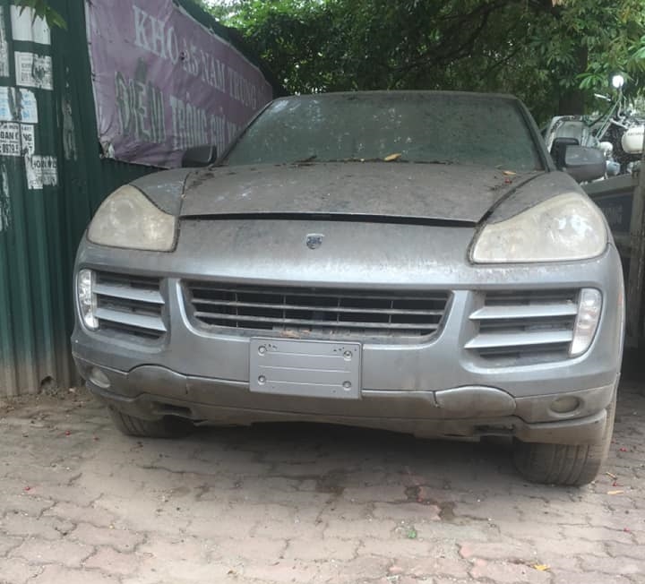 Porsche Cayenne đỗ tại b&atilde;i xe vi phạm với ngoại thất đ&oacute;ng vụi d&agrave;y đặc, ho&aacute; ra l&agrave; xe đ&atilde; ở đ&acirc;y hơn 5 năm