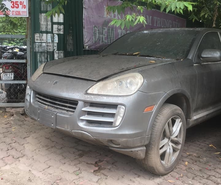 Lốp xe của chiếc Porsche Cayenne n&agrave;y vẫn căng đ&eacute;t