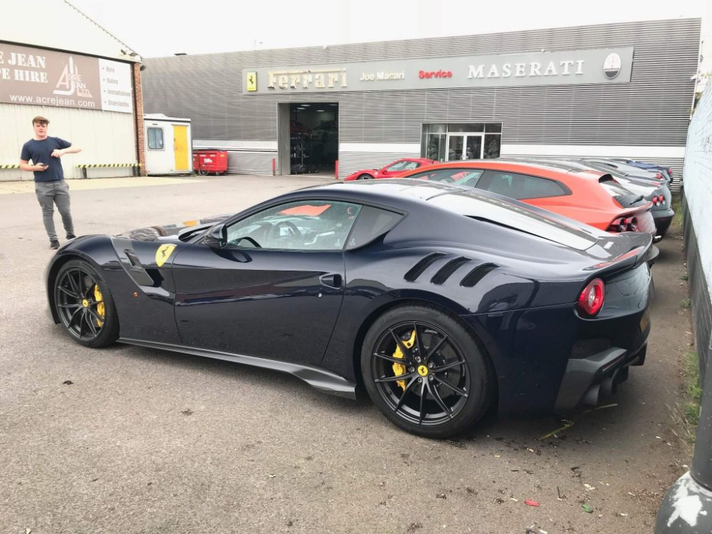 Đầu tiên chính là việc chiếc Ferrari F12tdf được sơn lại bộ áo mới mang mã màu xanh Blu Pozzi kết hợp cùng nội thất màu đen Alcantara.