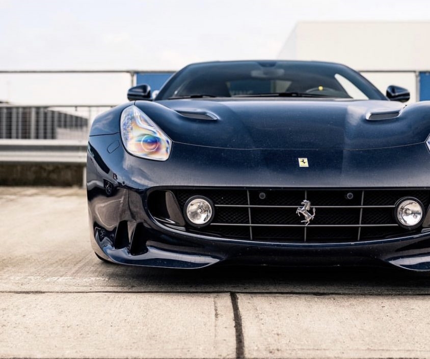 Cụ thể hơn, chiếc siêu xe Ferrari F12tdf đã được xưởng độ Zanasi đặt tại Maranello, Ý thiết kế ra bộ cản trước rất khác lạ so với những chiếc Ferrari F12tdf zin.