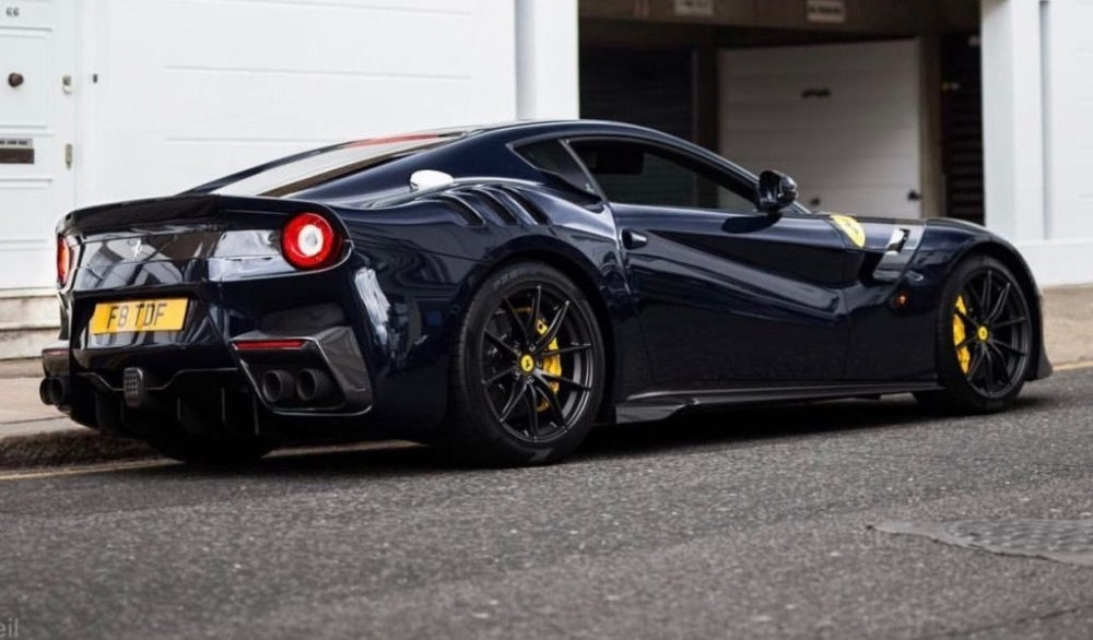 Sau này, siêu xe Ferrari F12tdf được rao bán và khi về với chủ nhân mới đã trải qua một cuộc thẩm mỹ khá thú vị.