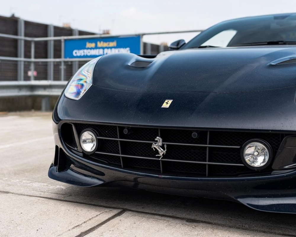 Tuy nhiên, điểm gây thú vị và có thể làm khó các bạn trẻ mê xe khi phát hiện chiếc Ferrari F12tdf này ngoài đường chính là phần cản va trước và hốc gió của xe.