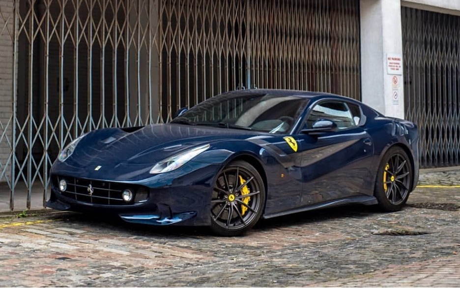 Chiếc siêu xe Ferrari F12tdf này ban đầu được xuất xưởng với ngoại thất được sơn màu xám lông chuột Canna di Fucile cùng đường kẻ dọc capô xe với hai màu đen-bạc. Sau này, xe được rao bán và khi về với chủ nhân mới đã trải qua một cuộc thẩm mỹ khá thú vị.