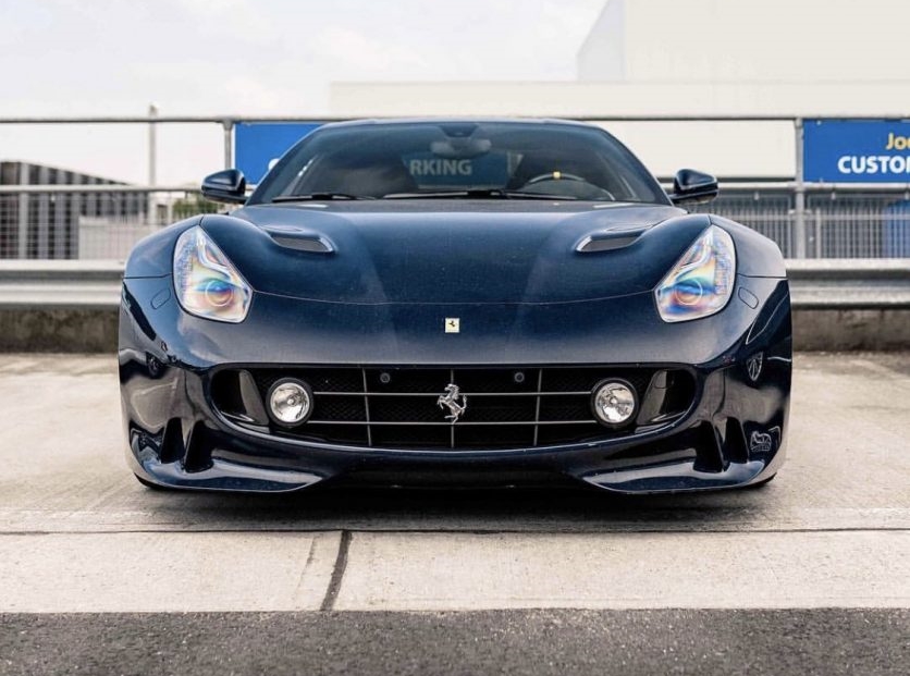 Như vậy, so với F12 Berlinetta tiêu chuẩn, siêu xe Ferrari F12tdf mạnh hơn 40 mã lực và 15 Nm. Toàn bộ sức mạnh của động cơ được truyền tới bánh thông qua hộp số F1 DCT nâng cấp, nhờ những thay đổi kể trên, siêu xe hàng hiếm Ferrari F12tdf tăng tốc từ vị trí xuất phát lên 100 km/h chỉ trong thời gian 2,9 giây trước khi đạt vận tốc tối đa 340 km/h. Các tay lái thử của hãng Ferrari đã hoàn thành một vòng đua Fiorano trong thời gian chỉ 1 phút 21 giây cùng với F12tdf.