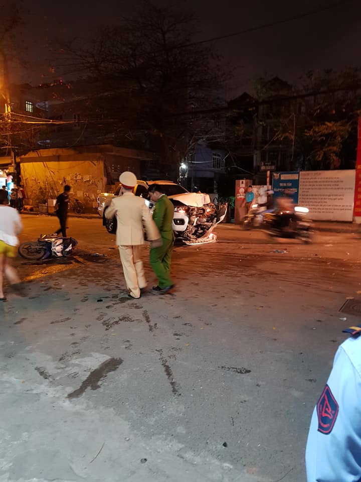 Hiện trường vụ tai nạn li&ecirc;n ho&agrave;n tr&ecirc;n đường Dương Quảng H&agrave;m